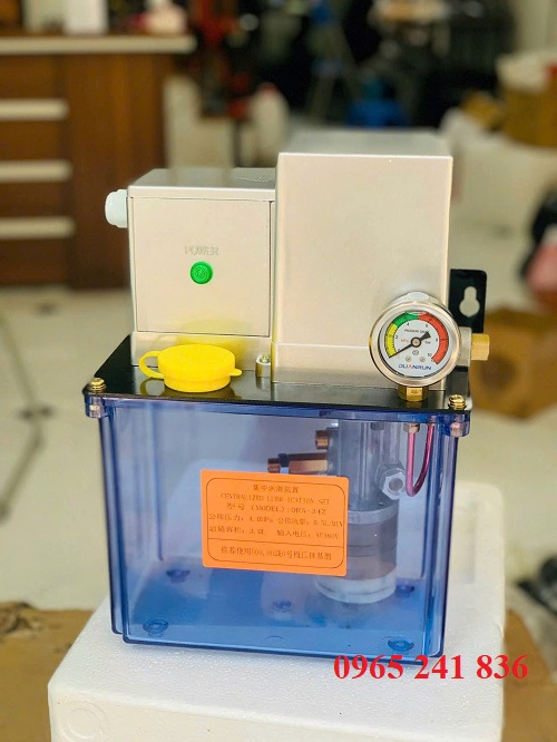 bình bơm dầu tự động gắn đồng hồ đo áp suất 220V